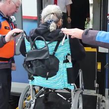 段差のある電車はリフトを使って乗り降りさせてくれます。