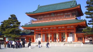 赤色が印象的な門