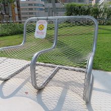 芝生にじかに座っても　用意された椅子に座っても　いいです