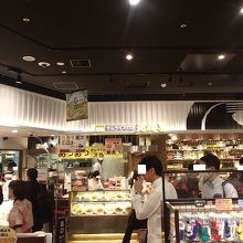 新大阪駅構内・エキマルシェにあります