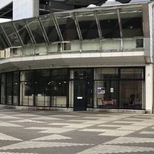 2階席は公園の緑がきれいに見えます