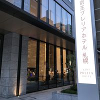 フロントの様子が外から見えるのはなんだか安心