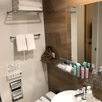 袋の中にドライヤー。シャンプーとか、最近珍しくボトルじゃない