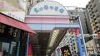 人形店や駄菓子の問屋さんが並んでいます