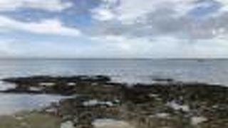 岩が多めのビーチです