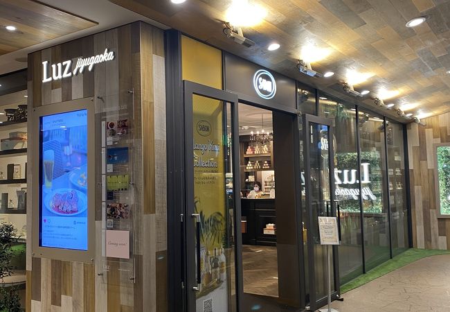 Sabon 店員 可愛い クリスマスイラスト