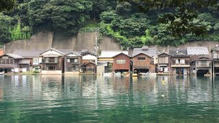 家屋の1階が船の車庫。