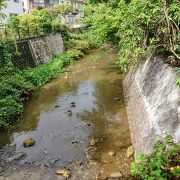 鎌倉の中心部を流れる小さな川