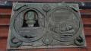 八重洲通りの中央分離帯にあります