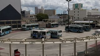 土浦駅前から多くの路線バスが出ています