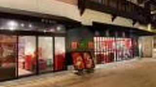 赤いお店が目印