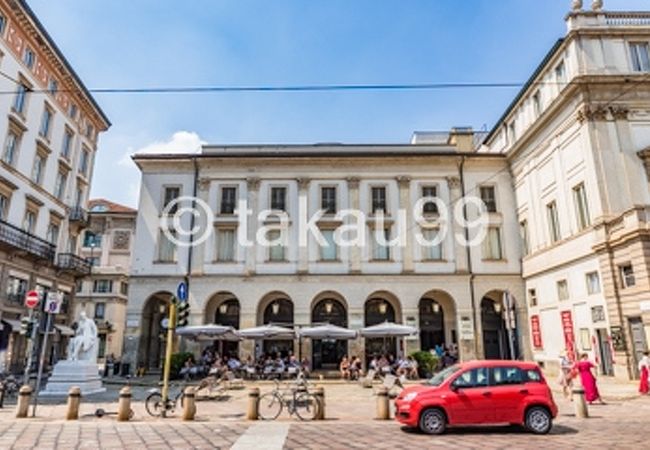 スカラ座を正面に見て左側の建物です。