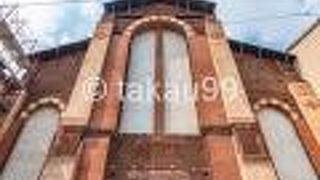 赤レンガで構成されたファサードのデザインがどこかモダンな感じがします。