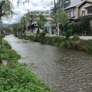 ゆるやかな川の流れの商店街