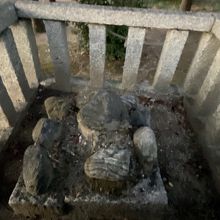 勾当内侍の墓石。