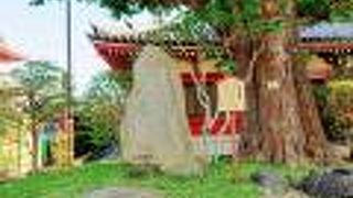 巨大な古い石碑