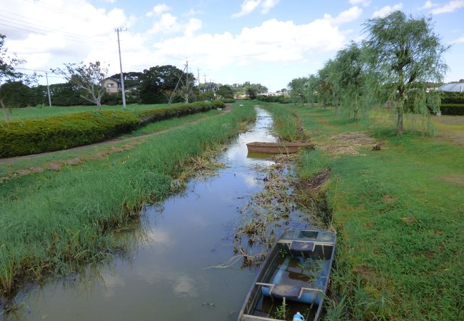 水路沿いに遊歩道が整備されています