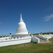 青空に真っ白な仏舎利がきれいでした