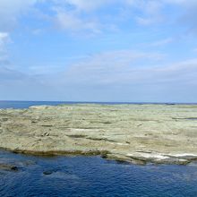 空と海岸と海のコントラストが映える景色が美しい