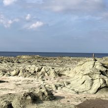 昔は海底で地震で隆起して地上に現れた広い凝灰岩の台地