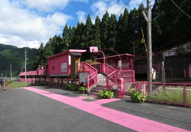 山間にある派手な駅。