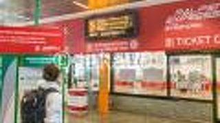 プラットフォームは地下にあり、雰囲気が成田空港の駅に似てるなと感じました。