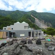 中央構造線のほぼ真上に建つ博物館 （中央構造線博物館）