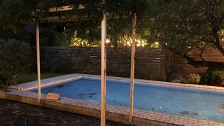 プールを見ながらフラペチーノ