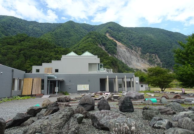 中央構造線のほぼ真上に建つ博物館 （中央構造線博物館）