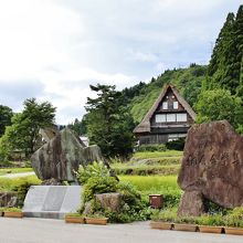 駐車場にあるモニュメント