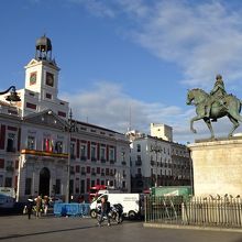 馬の前の建物はマドリード州首相公邸