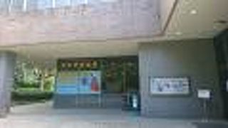 公園の中の美術館