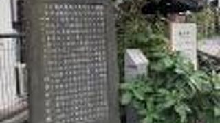 小町通りの横にあります