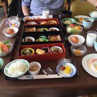 朝食の様子。ボリューム満点でこの日の昼飯は抜く羽目に…
