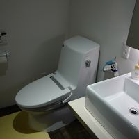 シャワートイレ付きの綺麗な水回りも部屋に完備。