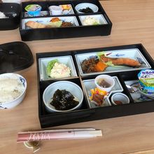 朝食はシンプルですが、襟裳の名産「昆布」が登場。