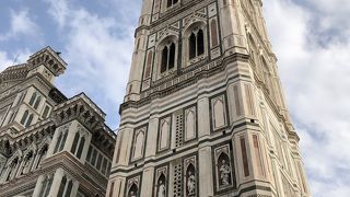 ドゥオーモの南西に建つ鐘楼