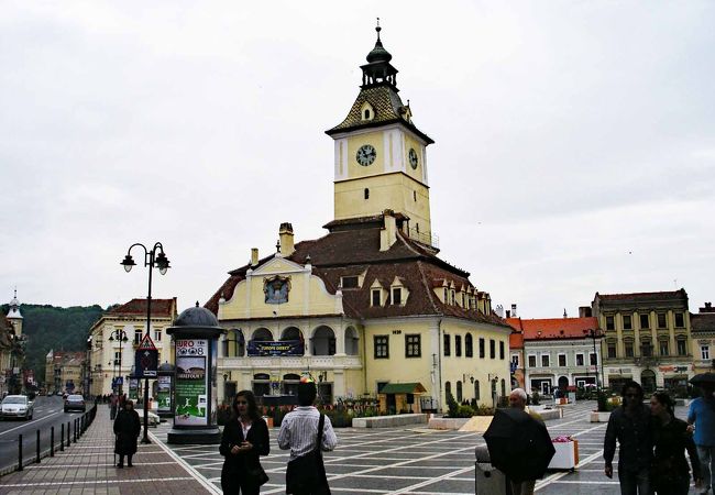 広場の中心に建っている旧市庁舎