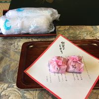 お部屋には和菓子とおしぼり，手指用の消毒スプレーがありました