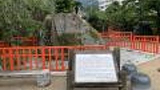 源泉神社のの祭神が投げた石