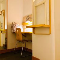 部屋の中の数段階段を上がったところにデスク。