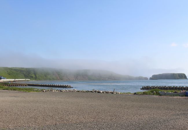 琵琶瀬湾越しに霧多布岬だけ霧がかかっている風景が見えました。