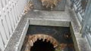 旧神戸居留地十五番館前にあります