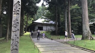 中尊寺金色堂（平泉）：黄金輝く中に藤原4代の遺体