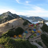 燕山荘から見たテント場と燕岳。
