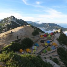 燕山荘から見たテント場と燕岳。