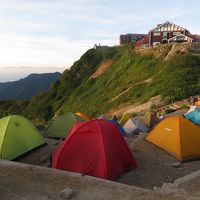 テント場から燕山荘方面。