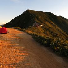 テント場から小屋方面。向こうの山は西岳。