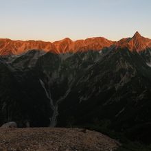 日の出直後の槍ヶ岳。