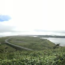 展望台からパノラマ撮影した1枚。道路と車以外に人工物は皆無。